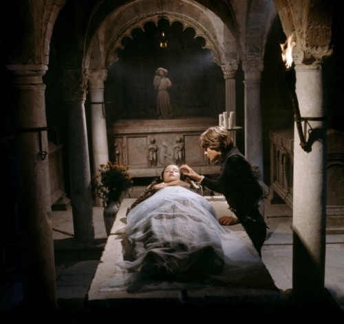 6  Romeo-and-Juliet-1968-British-Italian-romance-film-on-the-tragic-play-by-William-Shakespeare.-Directed-by-Franco-Zeffirelli-6  